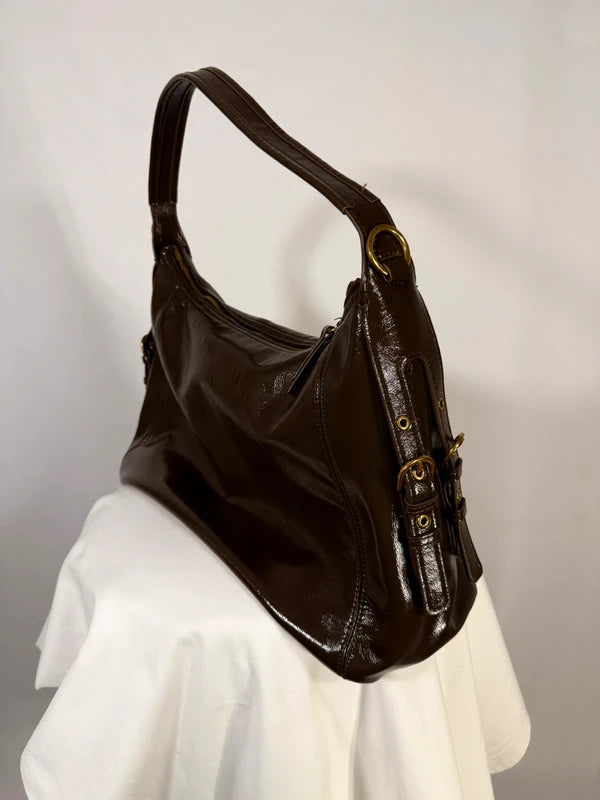 Sac verni porté épaule détail boucles marron