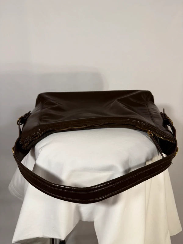 Sac verni porté épaule détail boucles marron