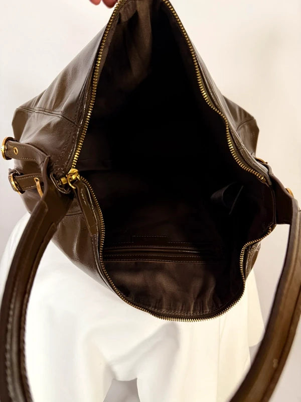 Sac verni porté épaule détail boucles marron