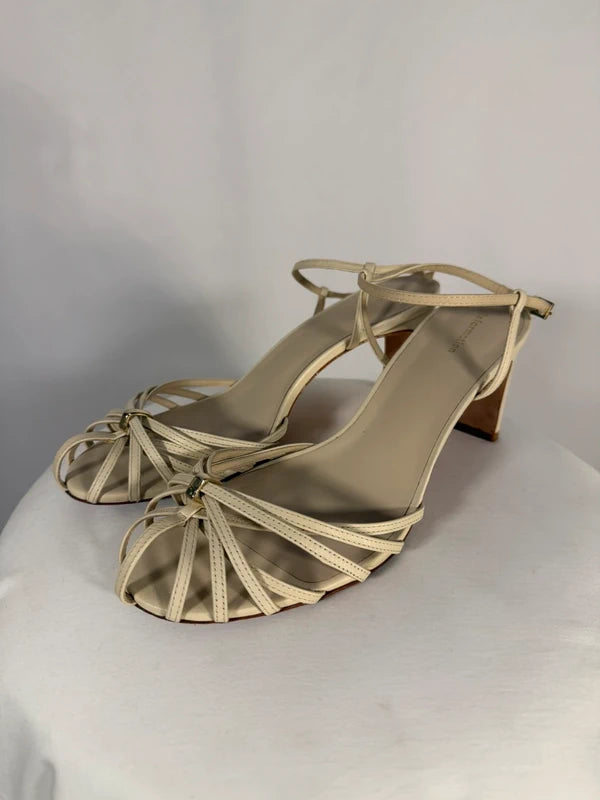 Sandales crème à brides fines et talon carré