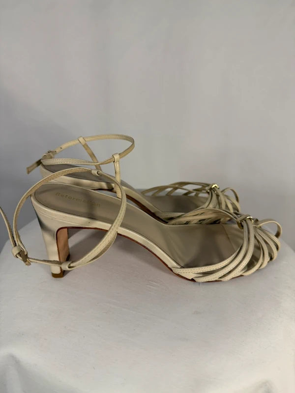 Sandales crème à brides fines et talon carré