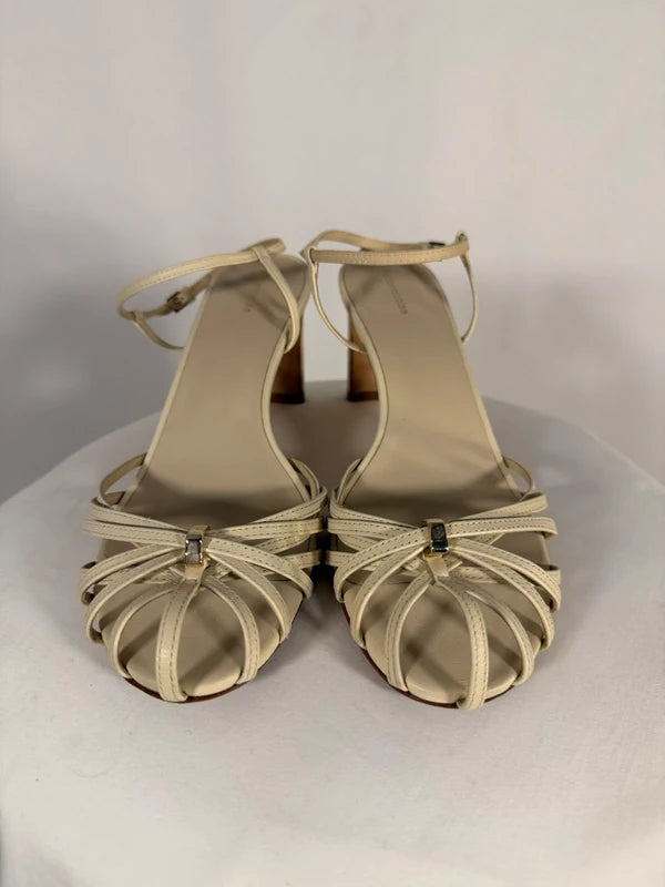 Sandales crème à brides fines et talon carré