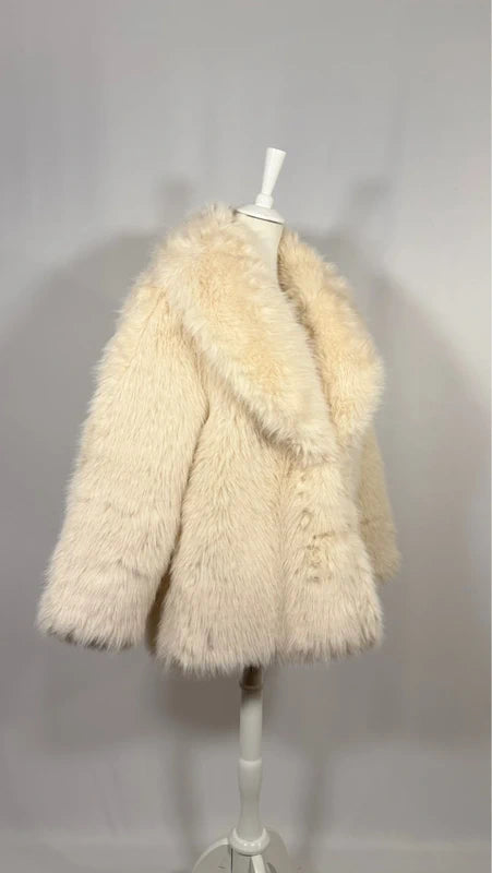 Manteau en imitation fourrure crème