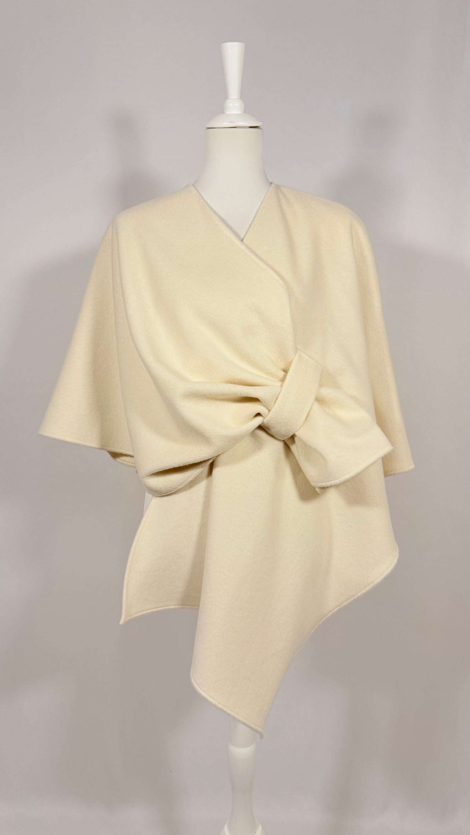 Poncho crème court noué