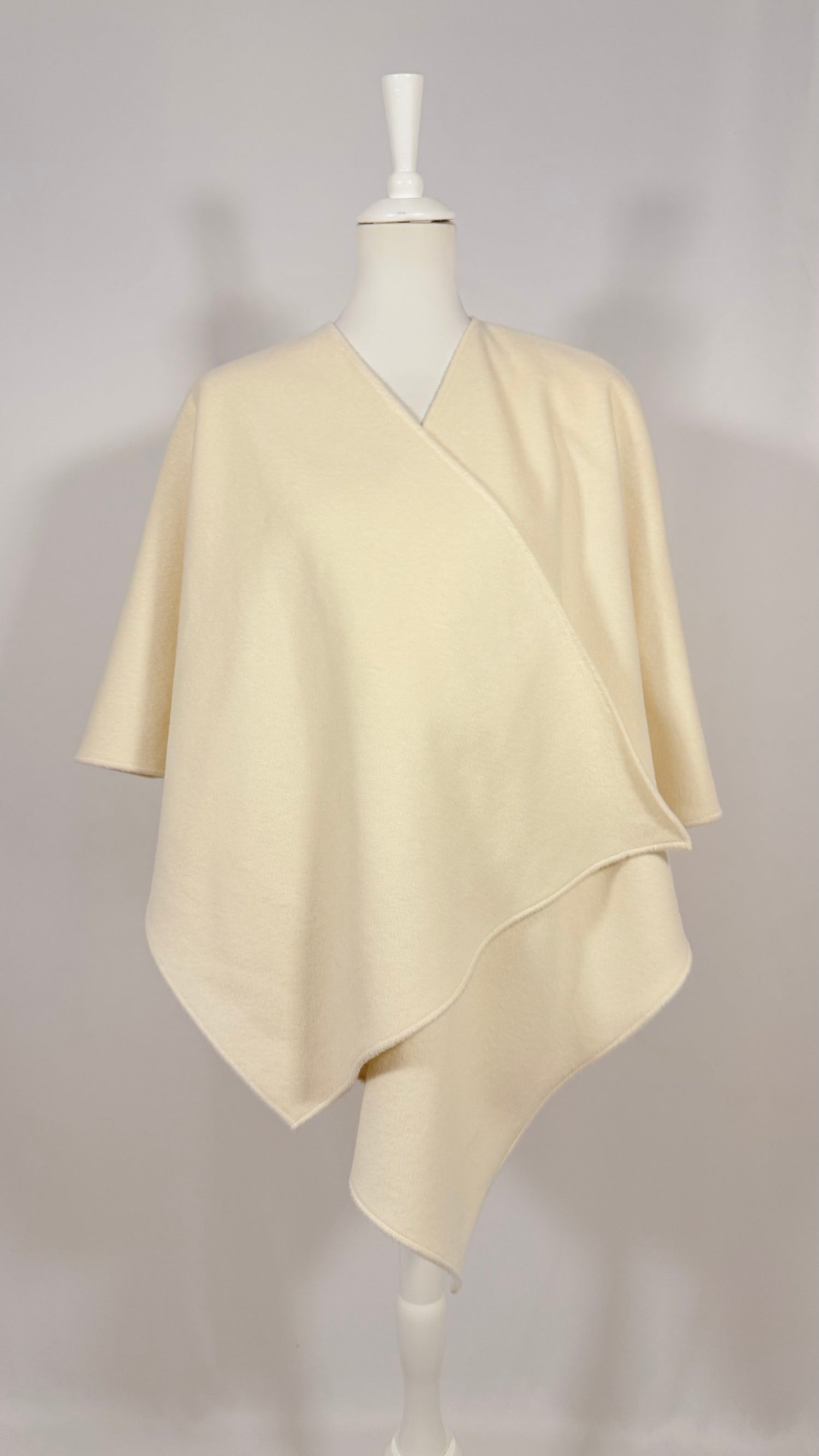 Poncho crème court noué