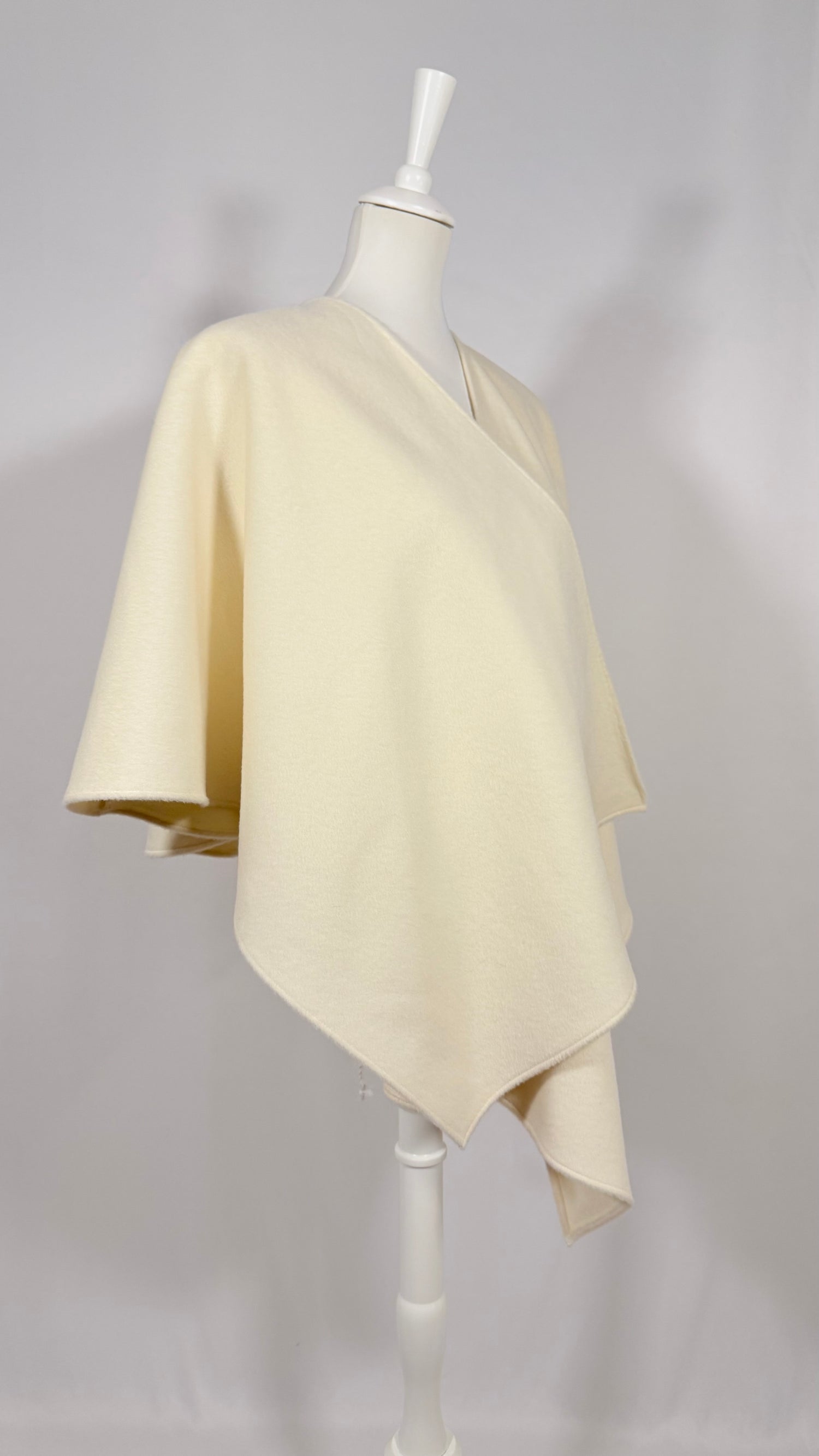 Poncho crème court noué