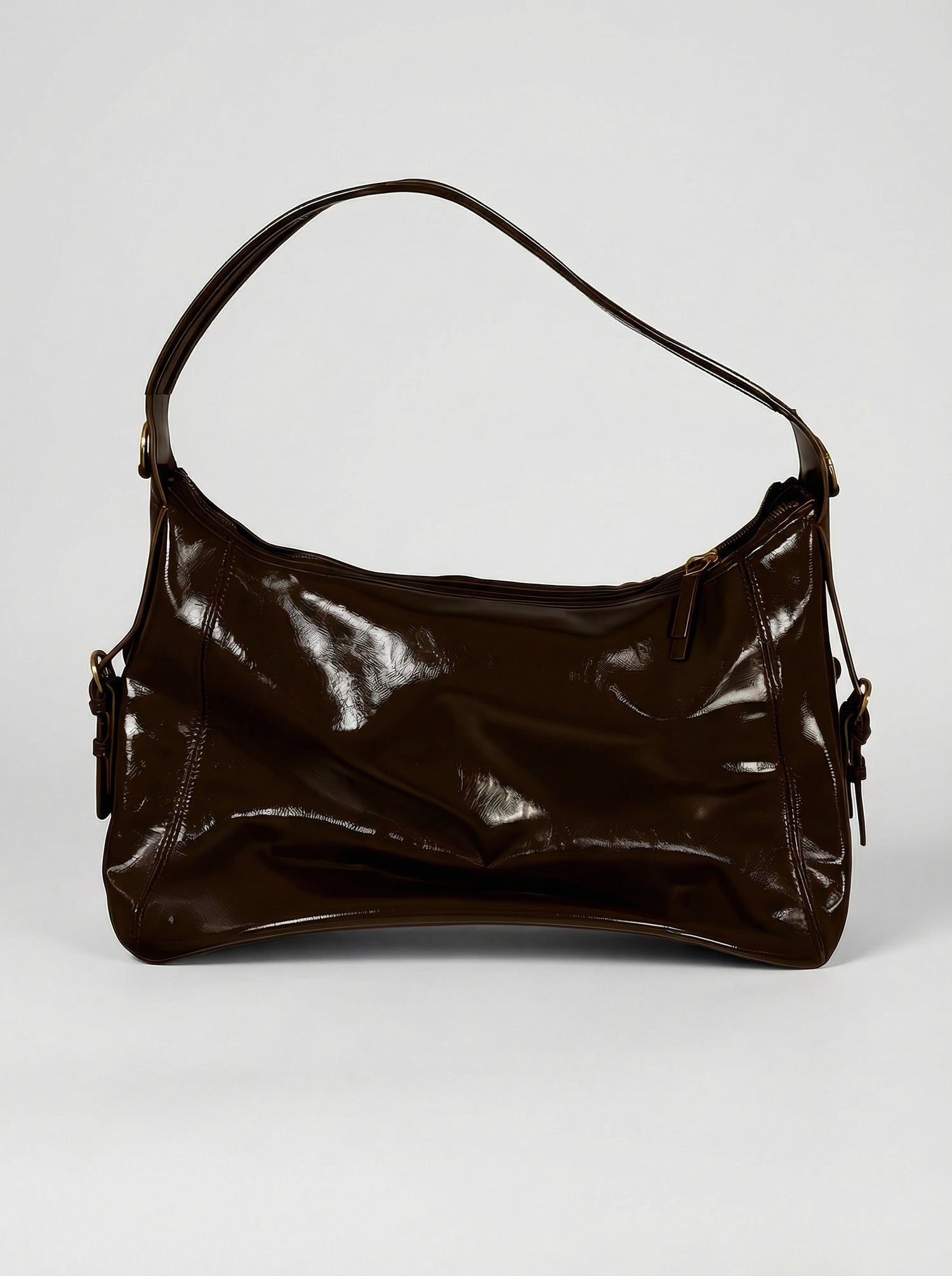 Sac verni porté épaule détail boucles marron