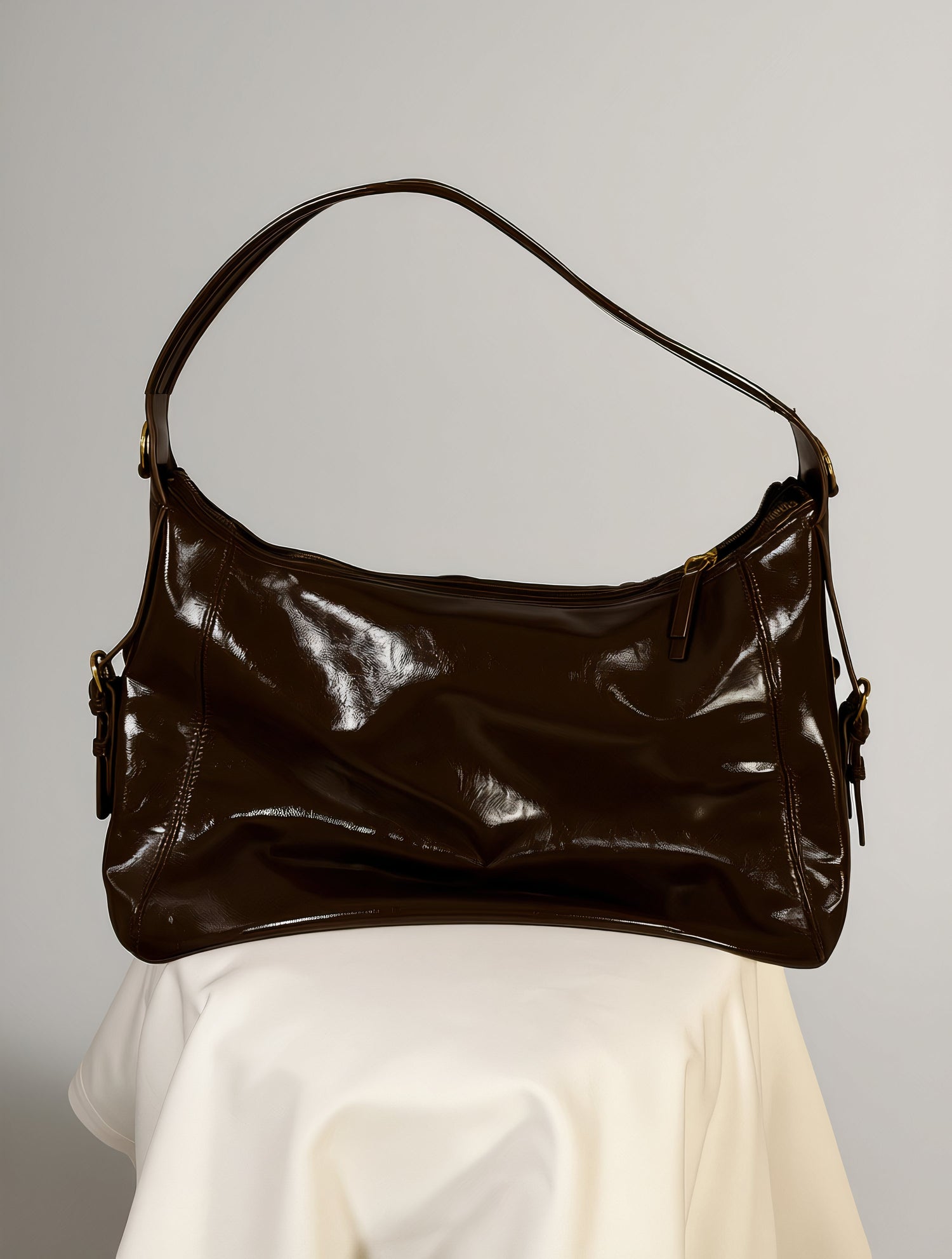 Sac verni porté épaule détail boucles marron